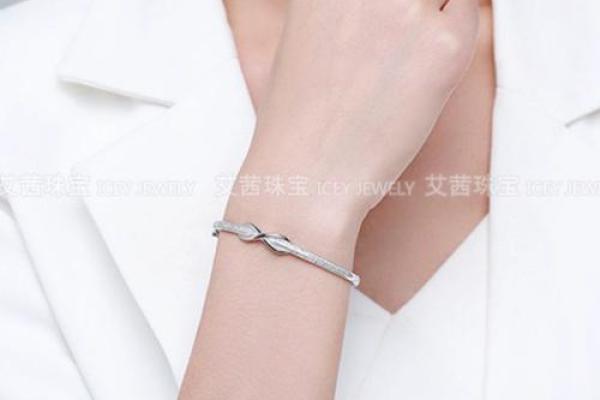 八字纯阳女佩戴什么好平衡阴阳