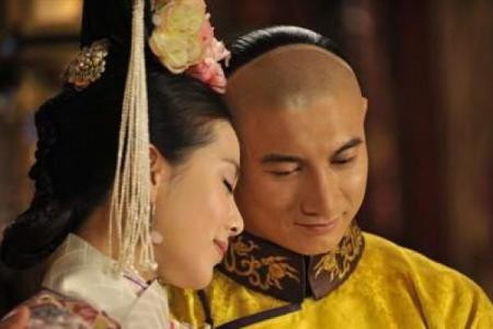 道士为八爷算命，算出三个字，邬思道也写下三个字，胤禛哈哈大笑
