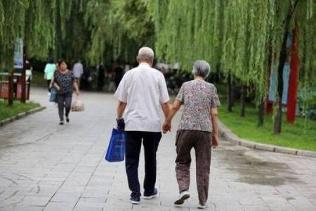 轻信算命"买阳寿"，老两口抛金50多万！