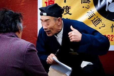 四川算命先生被当街捅死，凶手被捕后大怒：他算得太准，害我10年