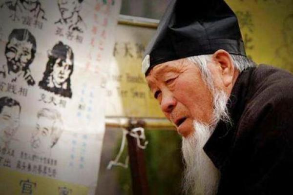 河南俩算命先生为争地盘吵架,围观者感叹可以算别人不能算自己? 河南俩算命先生为争地盘吵架,围观者感叹可以算别人不能算自己?