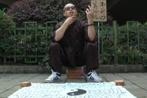 河南俩算命先生为争地盘吵架,围观者感叹可以算别人不能算自己? 河南俩算命先生为争地盘吵架,围观者感叹可以算别人不能算自己?