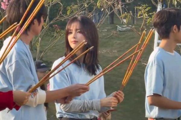 解析杨超越八字注定会红  杨超越面相分析